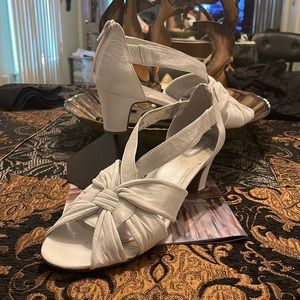 ❤️ Dove White lower heel Woman’s Sandal FITS 11.5 Wide Width shoe size foot